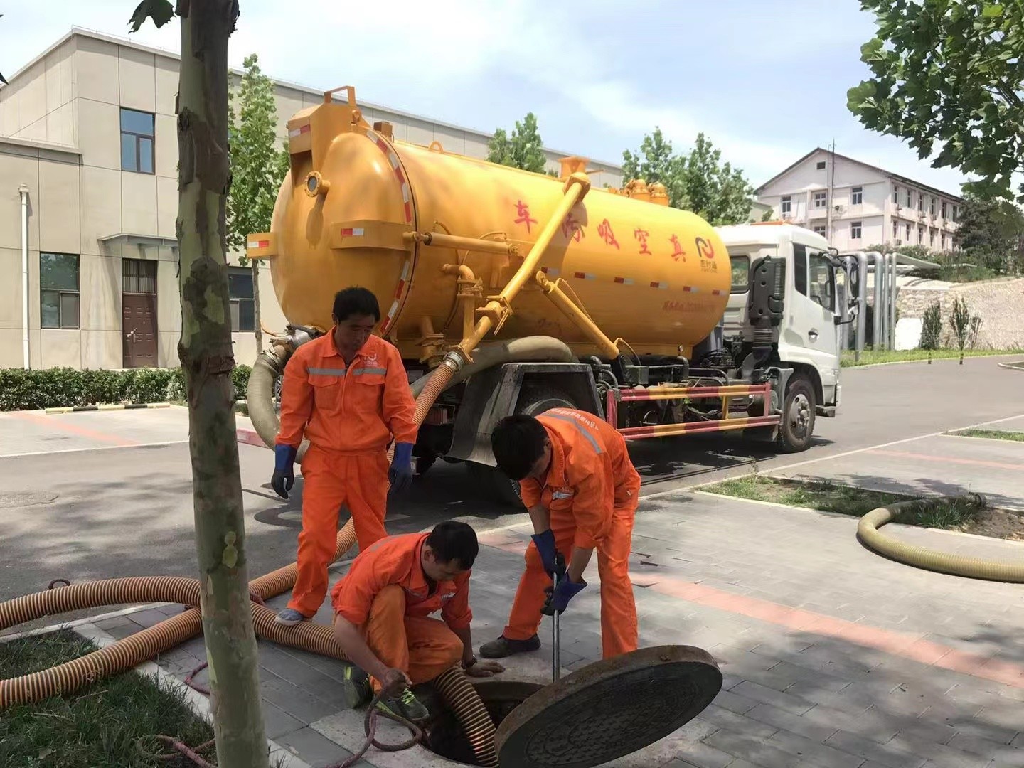 西固管道疏通车停在窨井附近