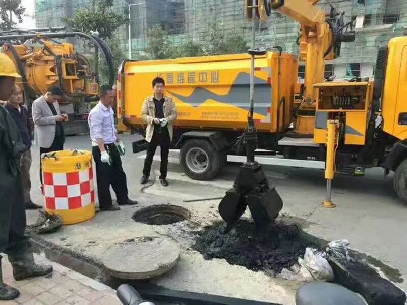 西固街道：网格员化身“清道夫”，为民解忧疏通“堵心”化粪池