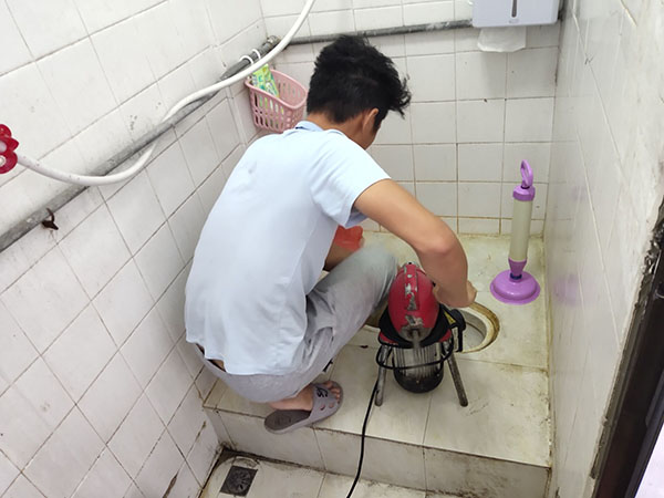 西固肥皂掉到马桶里把马桶堵住了怎么办？马桶堵住了怎么办