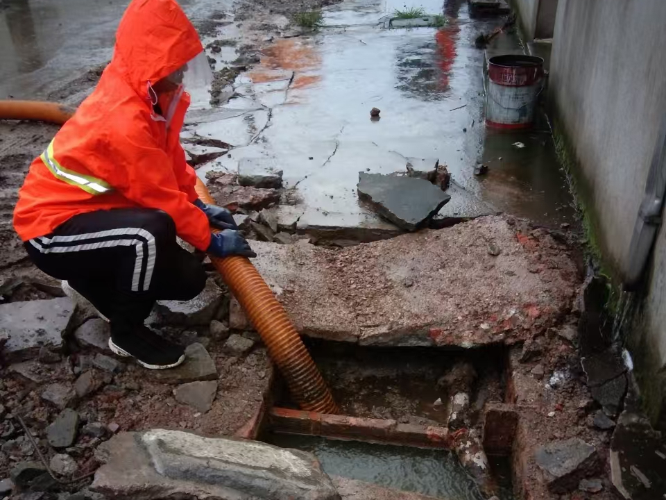 西固专业清理污水池 炜誉市政以规范流程守护城市 “肠道”