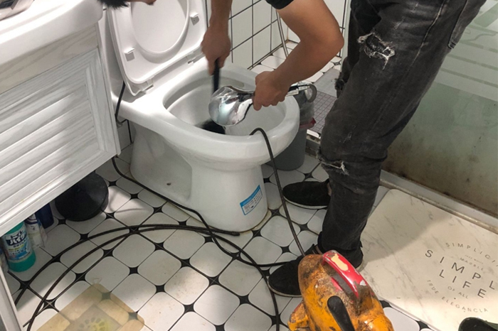 西固马桶堵塞自己疏通还是找师傅?专业上门服务让你省时更省心