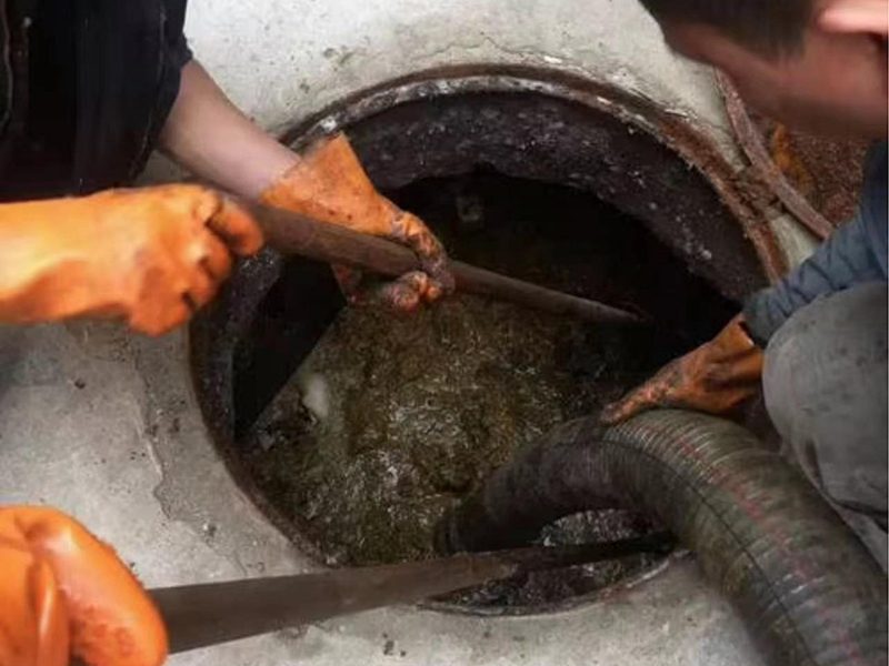 西固清理化粪池时如何避免沼气的危害?